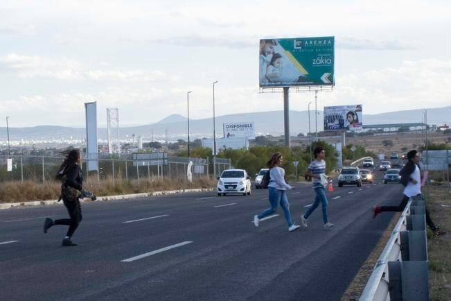 Colonos avalan un puente en El Refugio