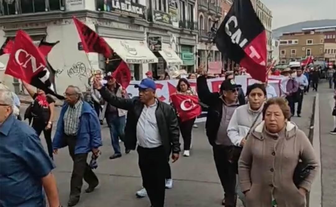 Marchan en Pachuca integrantes de la CNTE; amagan con sumarse al paro y protestar durante el mundial. Foto: Especial.