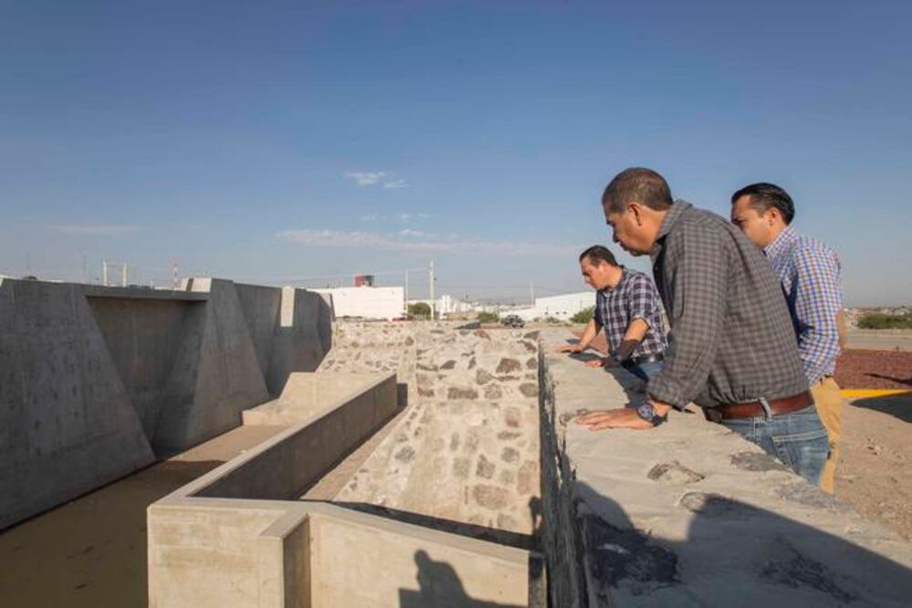 La gira de trabajo incluyó la supervisión del funcionamiento y las condiciones de la infraestructura del bordo rempepicos, ubicado en el nuevo parque industrial. Foto: Especial