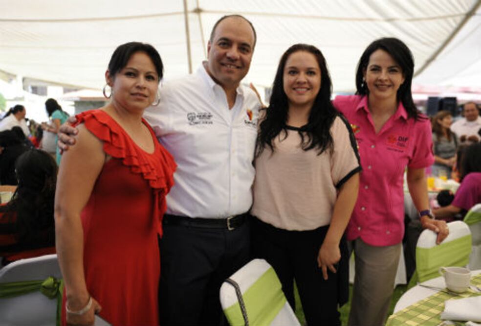 Festeja alcalde a mamás en su día