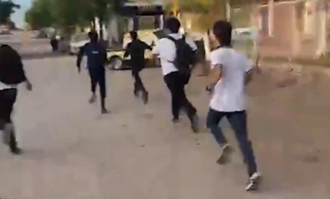 En redes sociales se ha viralizado el video de estudiantes alarmados de preparatoria corriendo de la balacera. (17/02/2025). Foto: Captura de pantalla