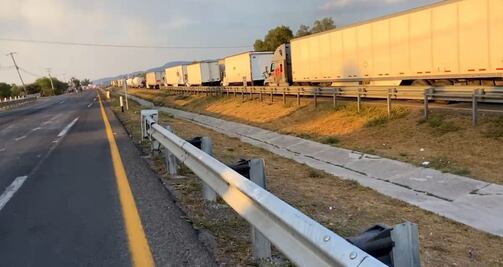 Vecinos de Santa Rosa Jáuregui bloquean la carretera Querétaro-San Luis Potosí 