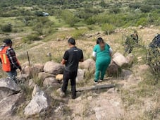 ¡Quedó atrapado entre dos rocas! Rescatan a perro en zona cerril de El Marqués