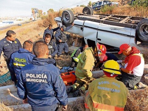 Sobrevive a volcadura en ruta  a Chichimequillas
