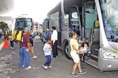 Trasladan de Guerrero a 450 turistas varados