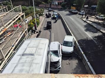 Choque entre tres vehículos provoca cierre total en la carretera estatal 200