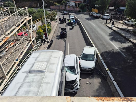 Choque entre tres vehículos provoca cierre total en la carretera estatal 200