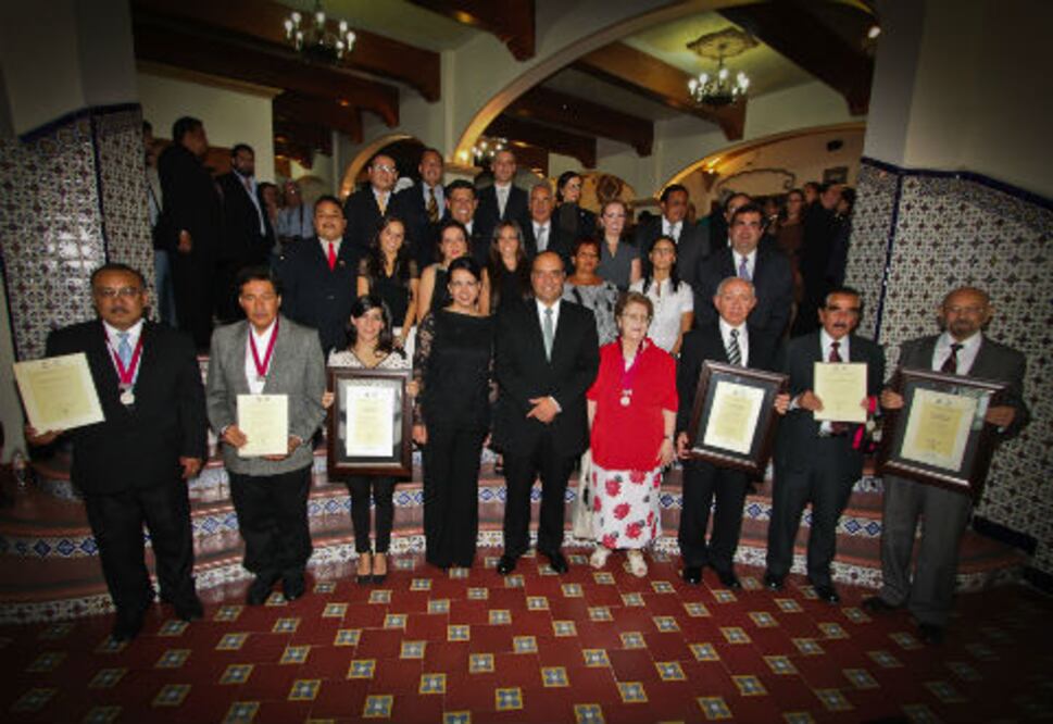 Preseas a queretanos destacados 