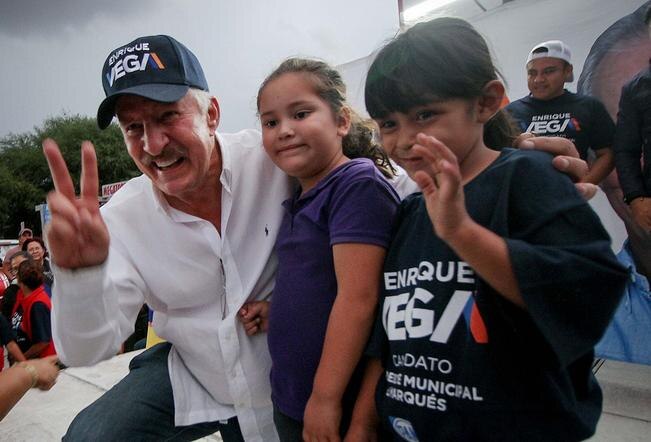 Se comprometió, ante los habitantes de Hacienda La Cruz, a recuperar las colonias que se encuentran olvidadas por el gobierno municipal actual. FOTO: ESPECIAL