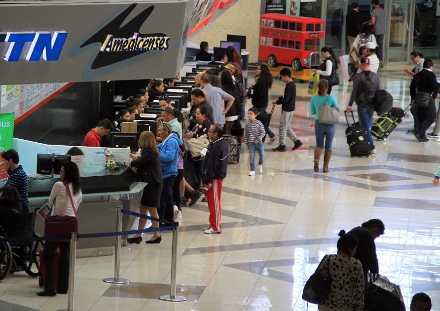 Pasajeros, vienen y van en la terminal de autobuses