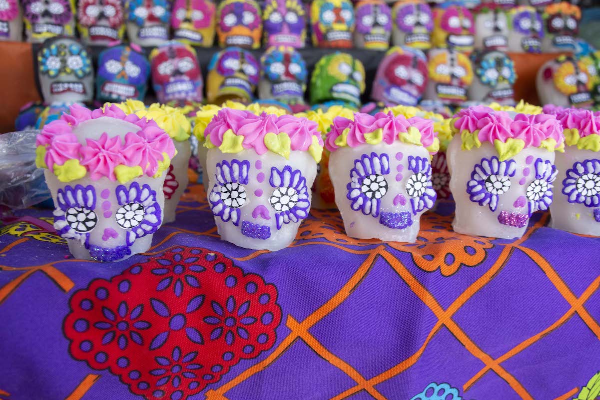 Alfeñiques y calaveritas, listos para venderse en Querétaro