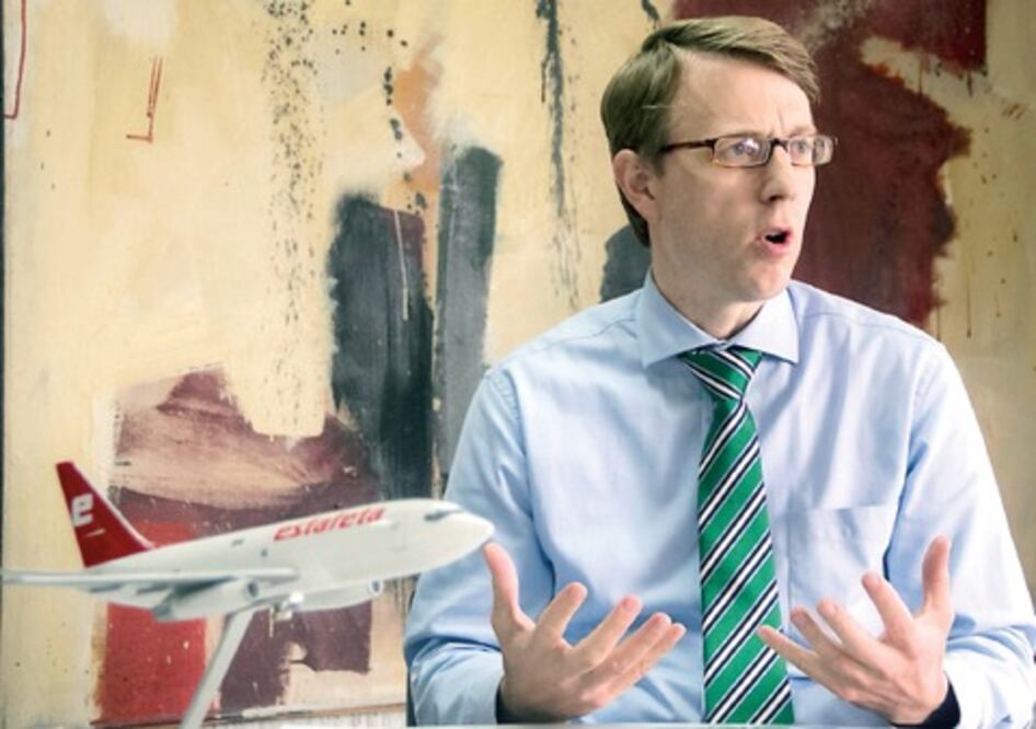 Junto a socios, va por más entregas