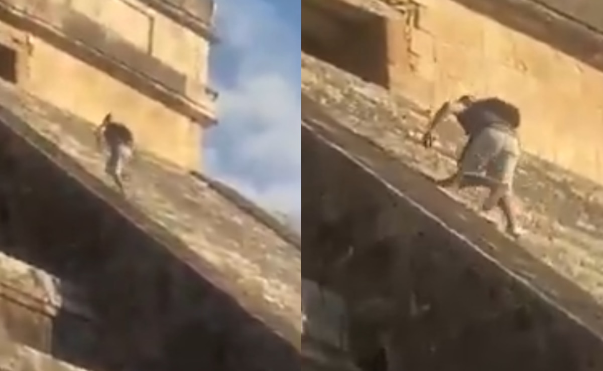 Turista alemán sube a pirámide de Chichén Itzá. Foto: Vía X @rigelalonzo.