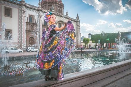 Alumnos de la UAQ bailan en España 