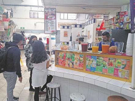 Locatarios luchan por recuperar sus ventas 