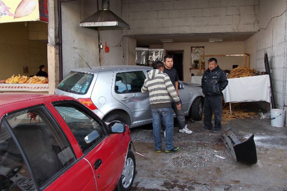 Se impacta auto contra comercio