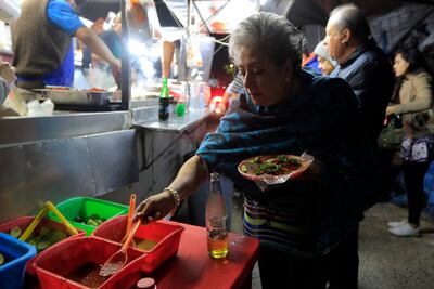 Cumplen su promesa y regalan tacos por la victoria de López Obrador en México
