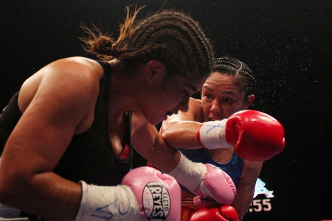 Boxeadoras exigen aumento en bolsas