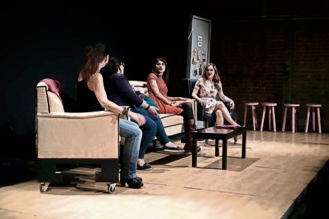 Mujeres con Aura, a escena