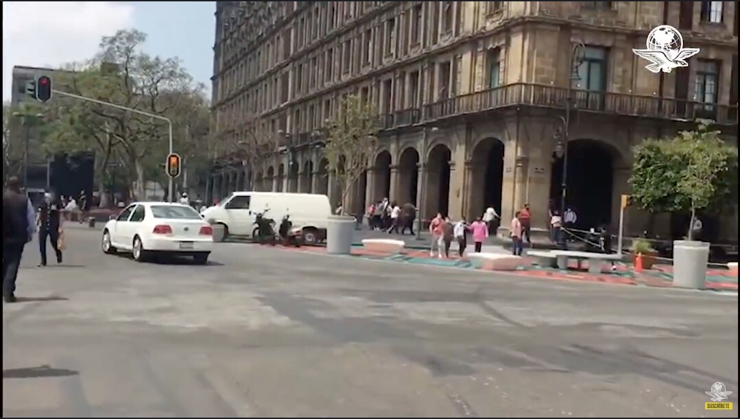 Jetta de AMLO no respeta semáforo rojo y viola reglamento de tránsito de la CDMX