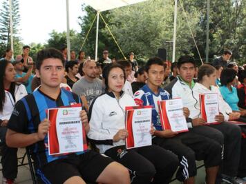 Reciben beca 37 deportistas 