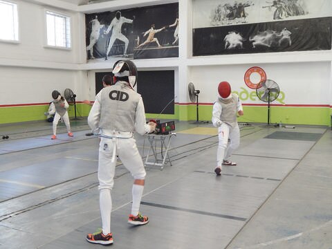 Celebran clínica y torneo de esgrima
