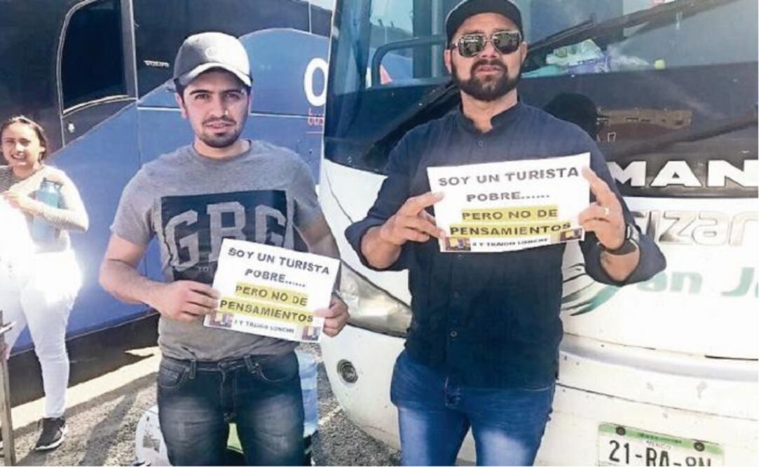 Algunos visitantes del Centro Histórico mostraron en pancartas su sentir respecto al alcalde Alejandro Navarro, quien criticó a los “turistas pobres”. (XÓCHITL ÁLVAREZ. EL UNIVERSAL)