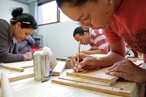 Convoca a participar en sus talleres