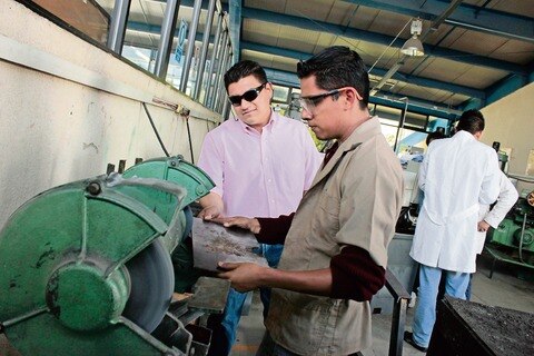 Egresados de UTSJR tienen empleo: rector