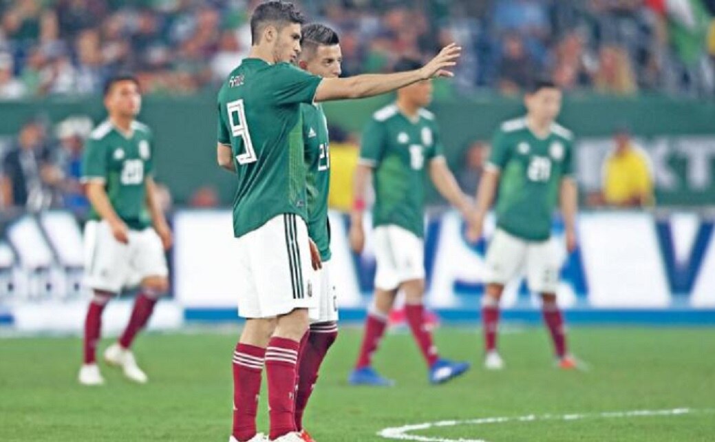 Jiménez intentó que Alvarado hiciera algunos movimientos para penetrar la ofensiva charrúa, sin efecto. Foto: IMAGO7