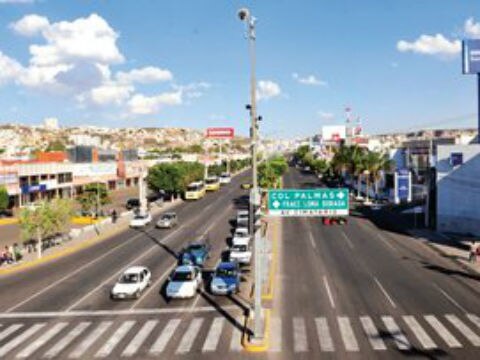 Temblor provoca que edificios se balanceen