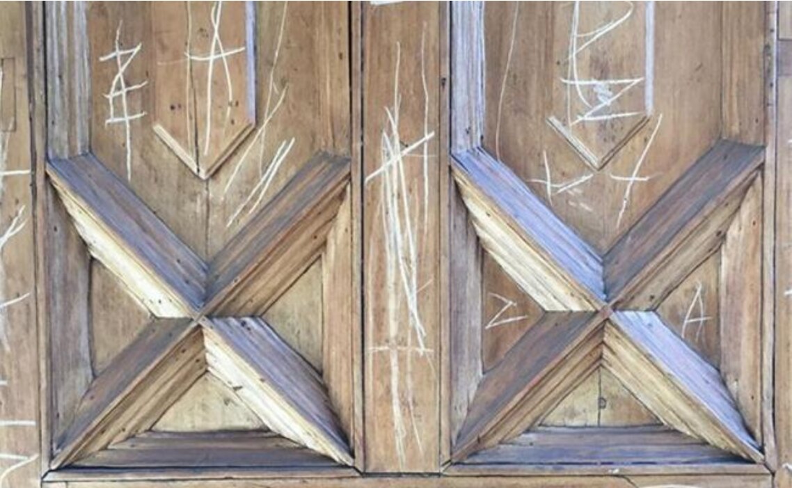 En Chile, rayan las puertas del museo de Arte Precolombino