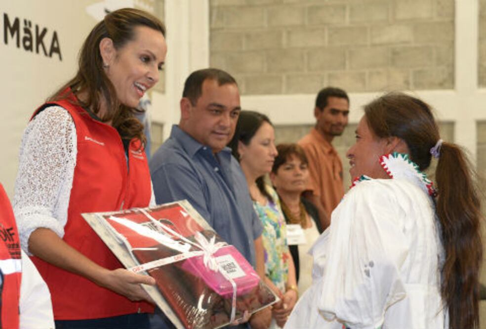 Entregan apoyos a mujeres artesanas