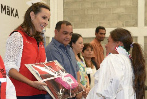 Entregan apoyos a mujeres artesanas