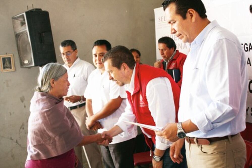 Entrega Sedatu cocinas económicas en Peñamiller