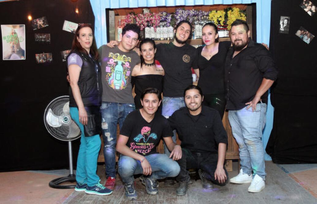 El equipo de Gracias a Dios retribuyó la preferencia de los clientes con una espectacular noche, en la que no faltó el baile, un excelente ambiente y la buena comida (LUIS SÁNCHEZ. EL UNIVERSAL)