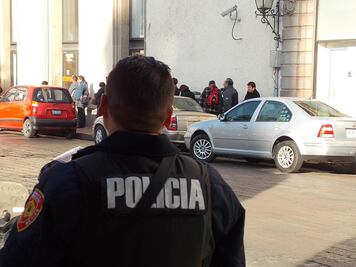 Detienen a 2 policías de la capital por corrupción 