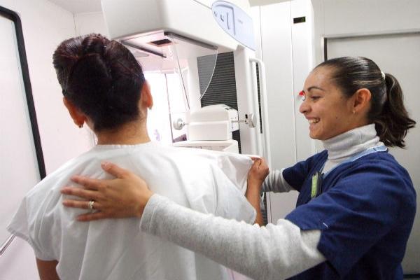 Previenen cáncer con mastografías  gratuitas