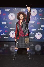 Cabello rebelde y faldas escocesas en los EMA