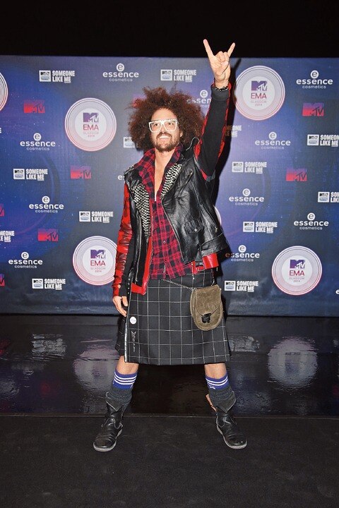 Cabello rebelde y faldas escocesas en los EMA