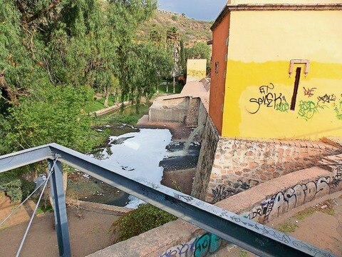Vecinos se quejan  de contaminación en río