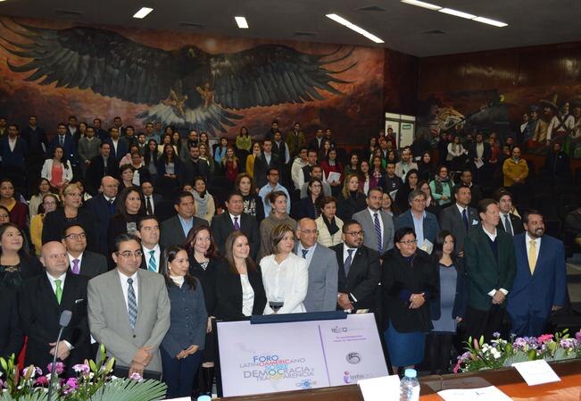 UAQ celebra foro de democracia y transparencia