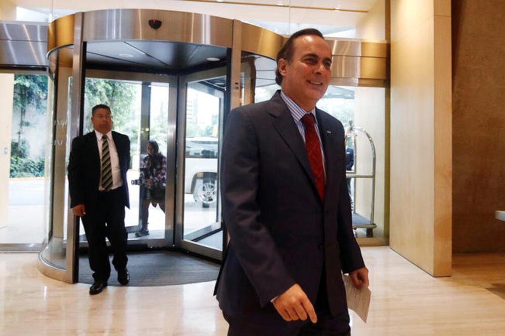 Durante su visita al hotel donde se desarrolla la renegociación del TLCAN, Juan Pablo Castañón, presidente del CCE, se disculpó con la sociedad por la secrecía que existe alrededor de las rondas del acuerdo comercial (ÉDGARD GARRIDO. REUTERS)