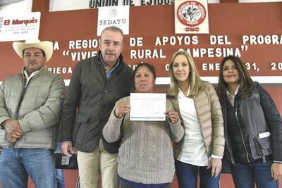 Entregan apoyos a vivienda rural