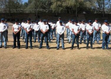 Gradúan cadetes de academia de policía