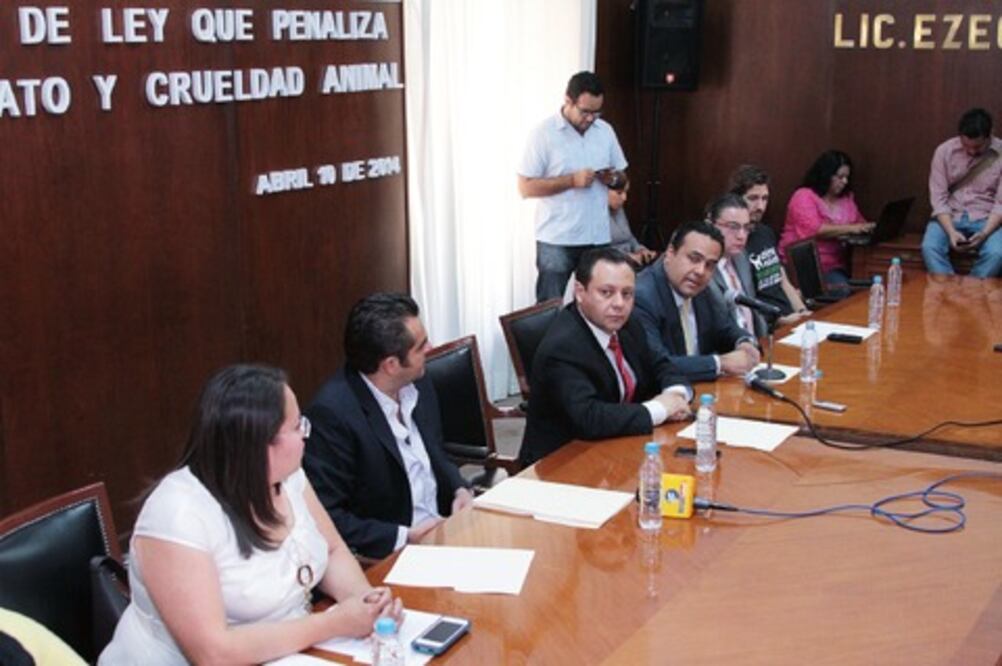 Diputados van contra maltrato animal
