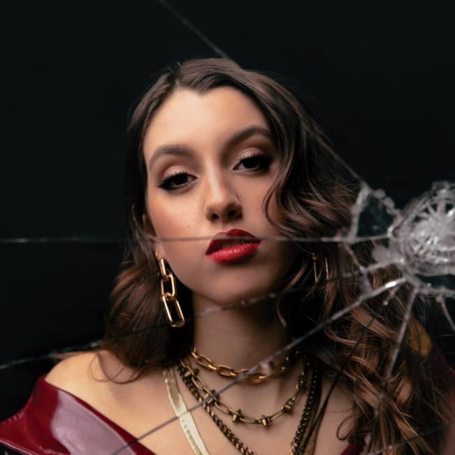 Valeria empodera a la mujer con su música
