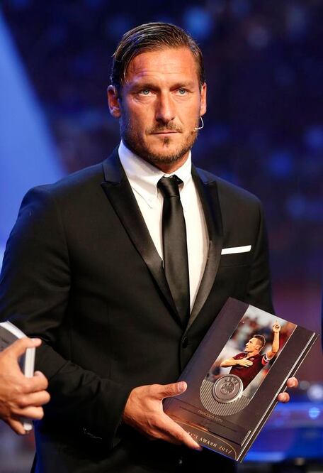 La UEFA reconoció la trayectoria de Francesco Totti, recién retirado. (SEBASTIEN NOGIER. EFE)
