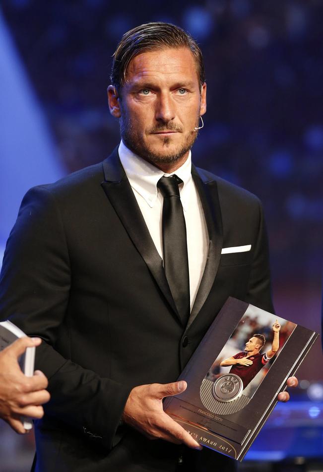La UEFA reconoció la trayectoria de Francesco Totti, recién retirado. (SEBASTIEN NOGIER. EFE)