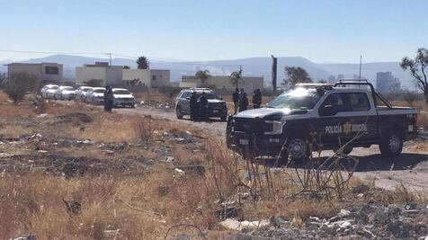 Abandonan cuerpo de mujer en la vía pública; investigan probable feminicidio